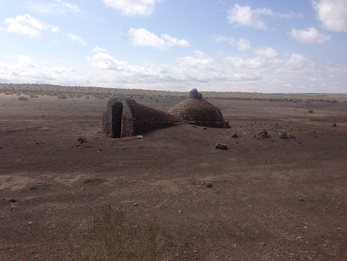 آب انباری زمینی در کنار جاده نزدیک رود کال شور